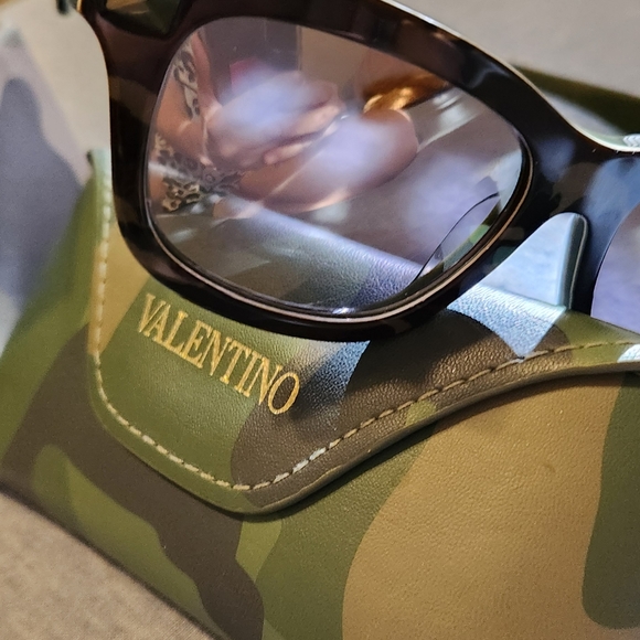 Valentino resin camo wayfarer silver mirrored sunglasses 👓 - Picture 12 of 14